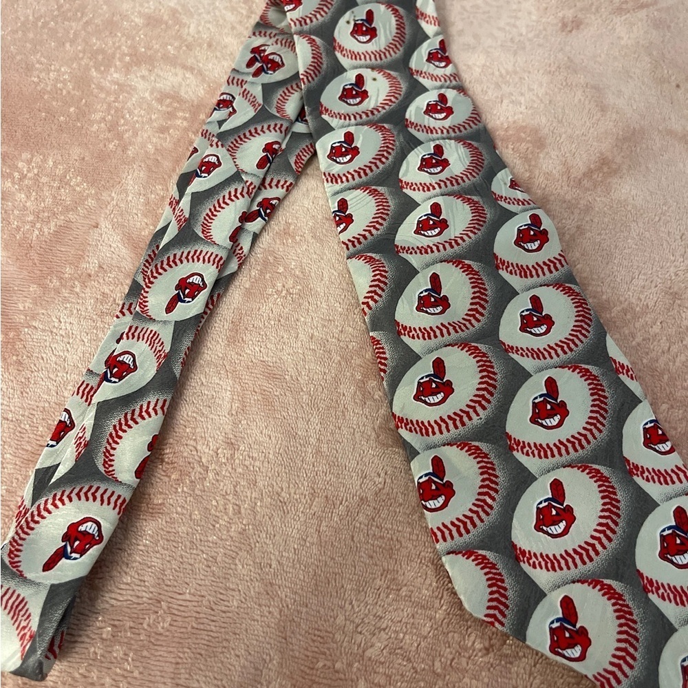 Sports-Themed Tie with Red and Gray Accents - Picture 4 of 8